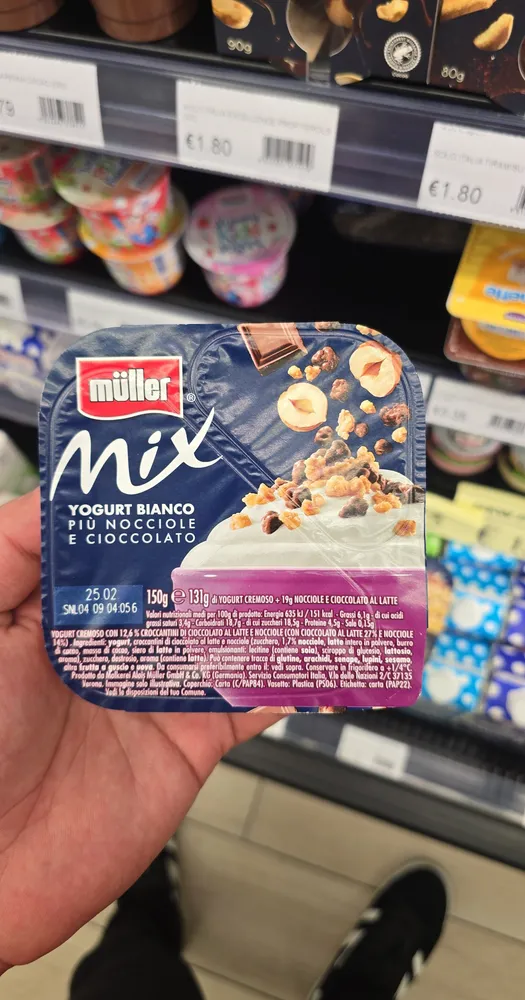 Yogurt bianco   nocciole cioccolato