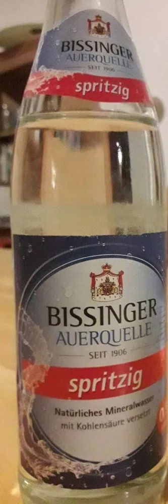 Natürliches Mineralwasser mit Kohlensäure versetzt