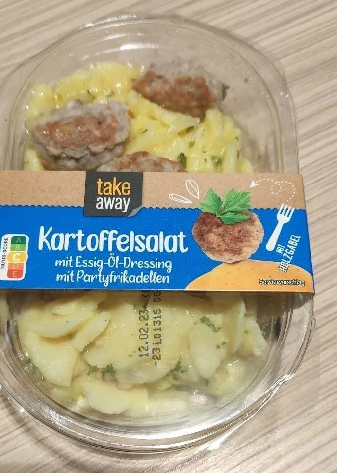 Kartoffelsalat mit Essig-Öl-Dressing mit Partyfrikadellen