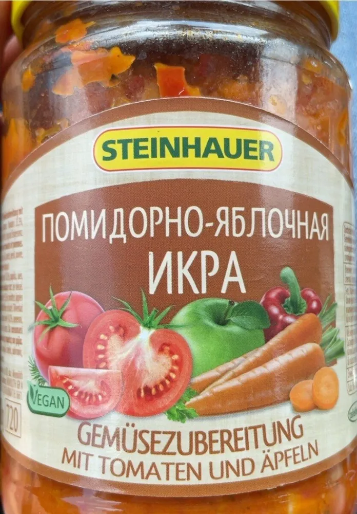 Gemüsezubereitung mit Tomaten und Äpfeln