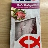 Zarte Heringsfilets mariniert mit Zwiebeln, mit Rote Bete-Note
