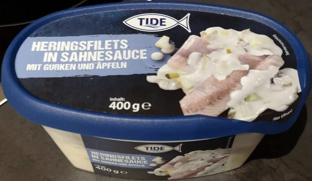 Heringsfilets in Sahnesauce mit Gurken und Äpfeln