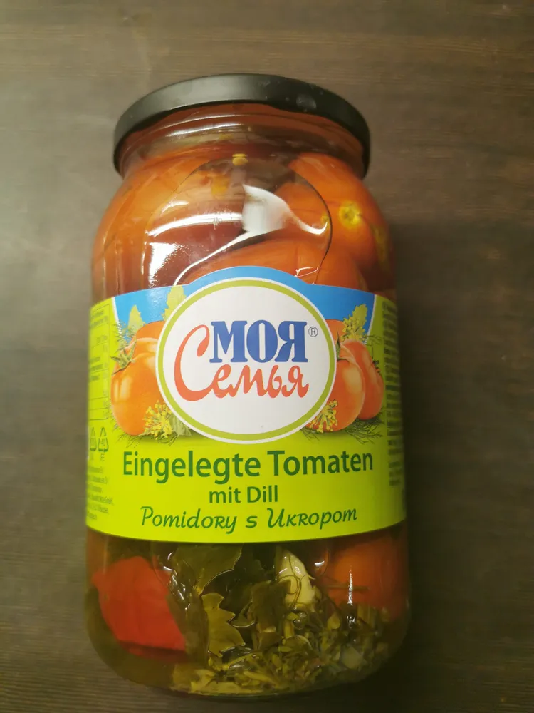 Eingelegte tomaten mit dill