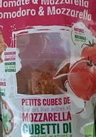 Petits cubes de tomates mûres et mozzarella