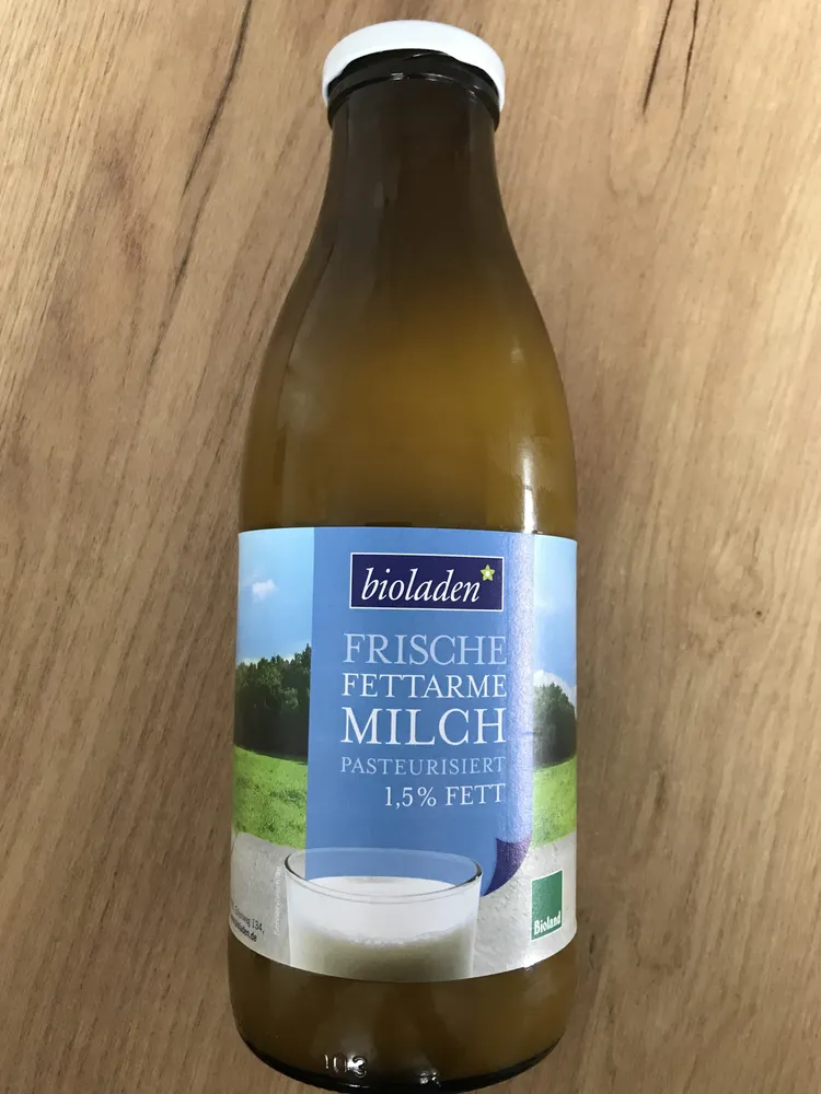 Frische fettarme Bio-Milch; 1,5% Fett; pasteurisiert; traditionell hergestellt