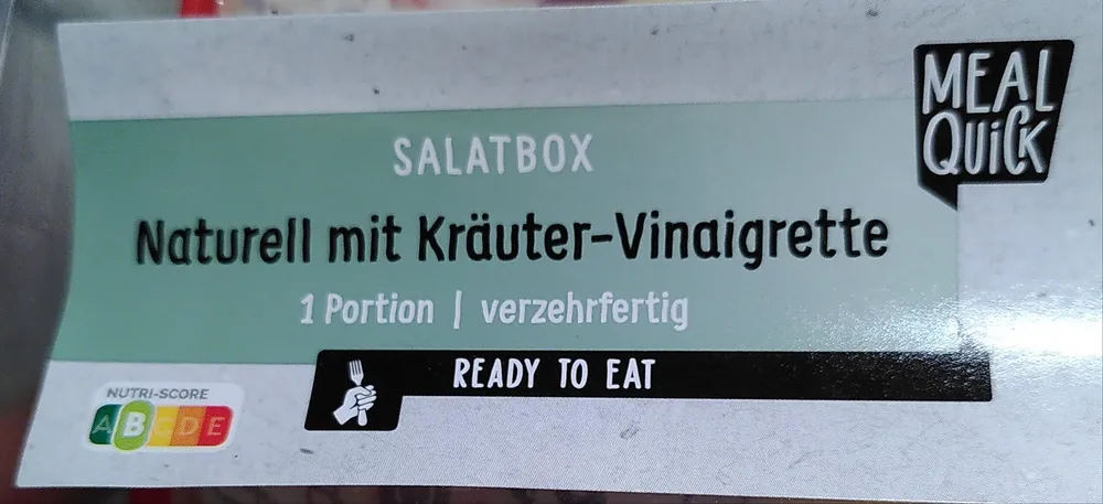 Salatmischung aus Karotten, Mais, Rettich und Kräuter-Vinaigrette