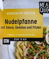 Nudelpfanne mit Sauce, Gemüse und Pilzen