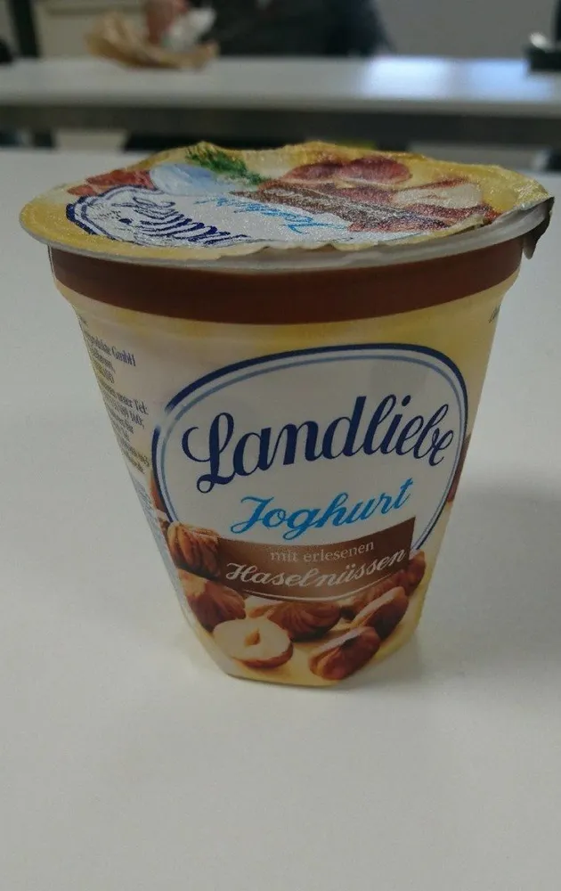 Joghurt mit erlesenen Haselnüssen