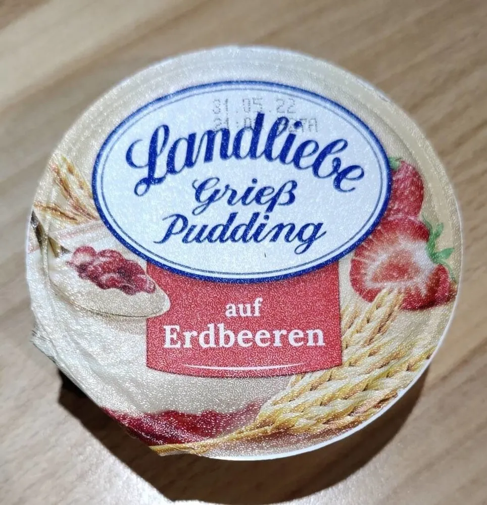 Grieß Pudding auf Erdbeeren
