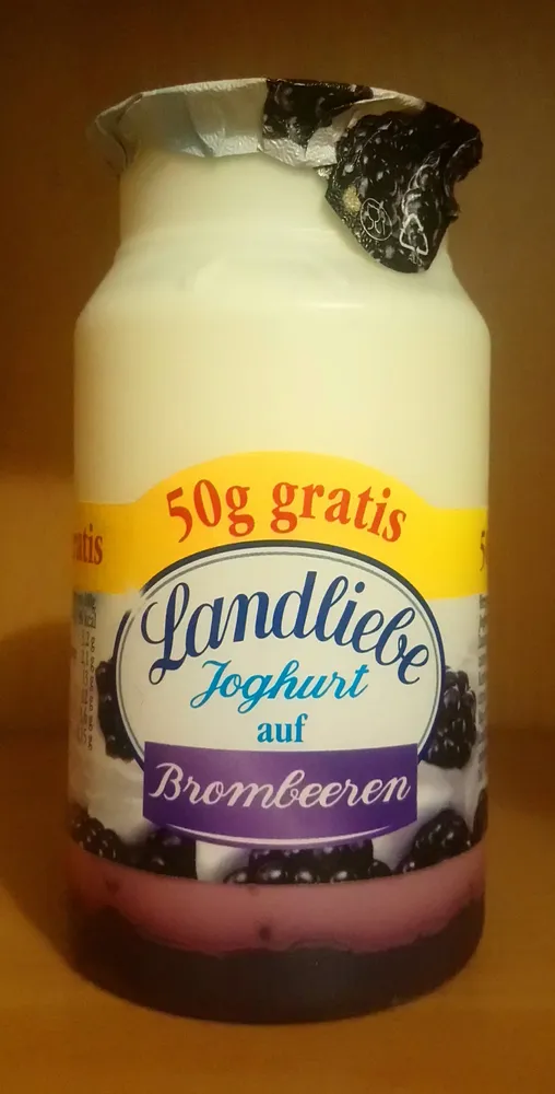 Joghurt auf Brombeeren
