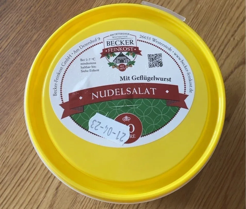 Nudelsalat mit geflügelwurst