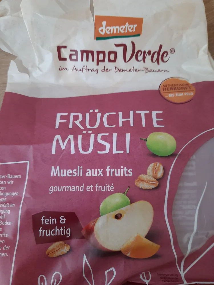 Früchte Müsli