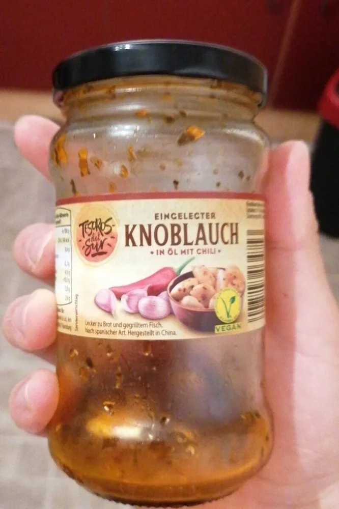 Eingelegter Knoblauch in Öl mit Chili