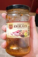 Eingelegter Knoblauch in Öl mit Chili