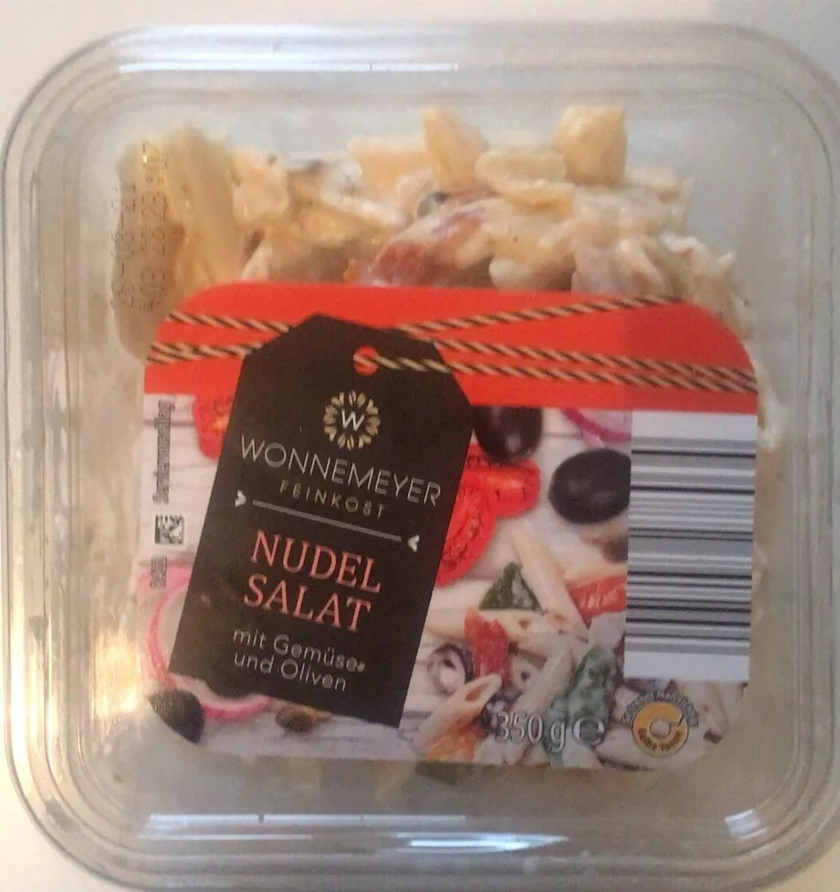 Nudelsalat mit Gemüse und Oliven