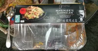 Mariniert Garnelen mit Karottenstreifen und Pasta in Currysauc