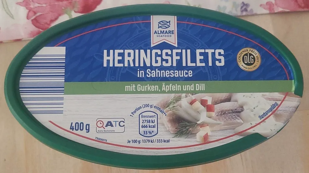 Heringsfilet in Sahnesauce mit Gurken, Äpfeln und Dill