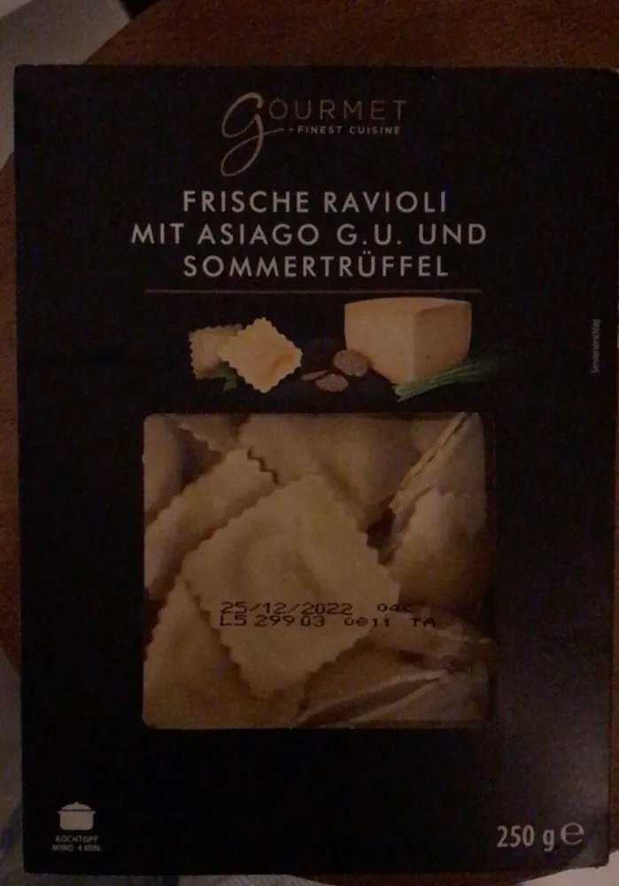 Frische ravioli mit asiago g. U. Und sommertrüffel