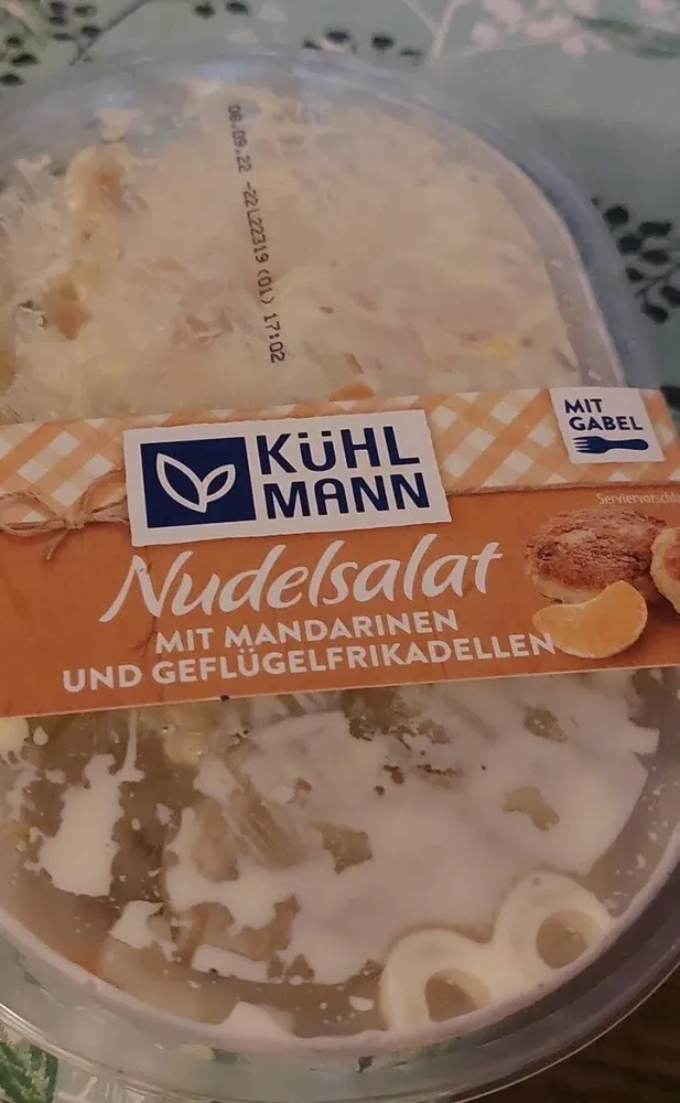 Nudelsalat mit Mandarinen und Geflügelfrikadellen