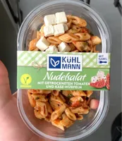 Nudelsalat mit getrockneten Tomaten und Käse-Würfeln