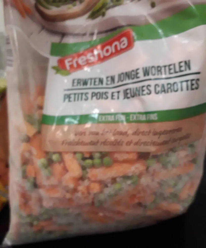 Petits pois et jeunes carottes