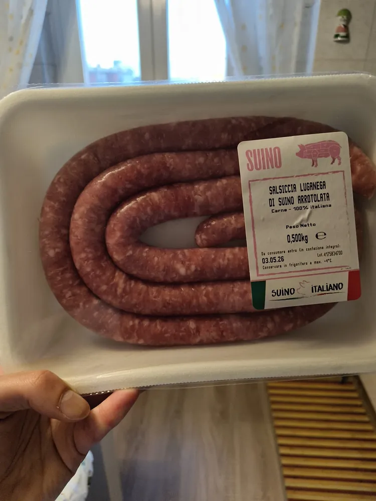 salsiccia luganega di suino arrotolata