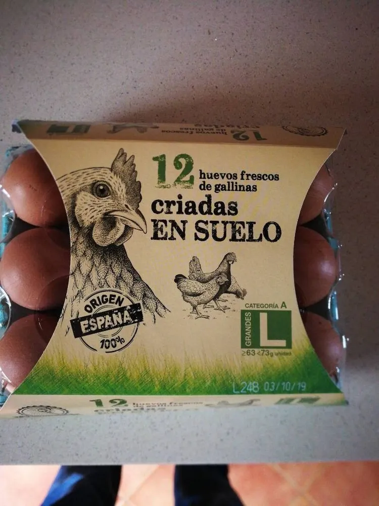 Huevos frescos de gallinas criadas en suelo L