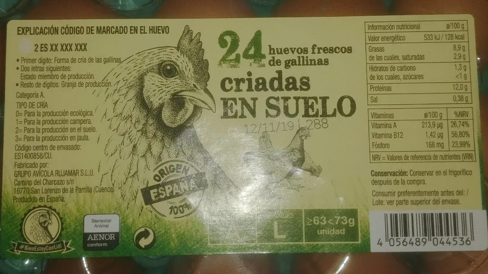 Huevos frescos de gallinas criadas en suelo