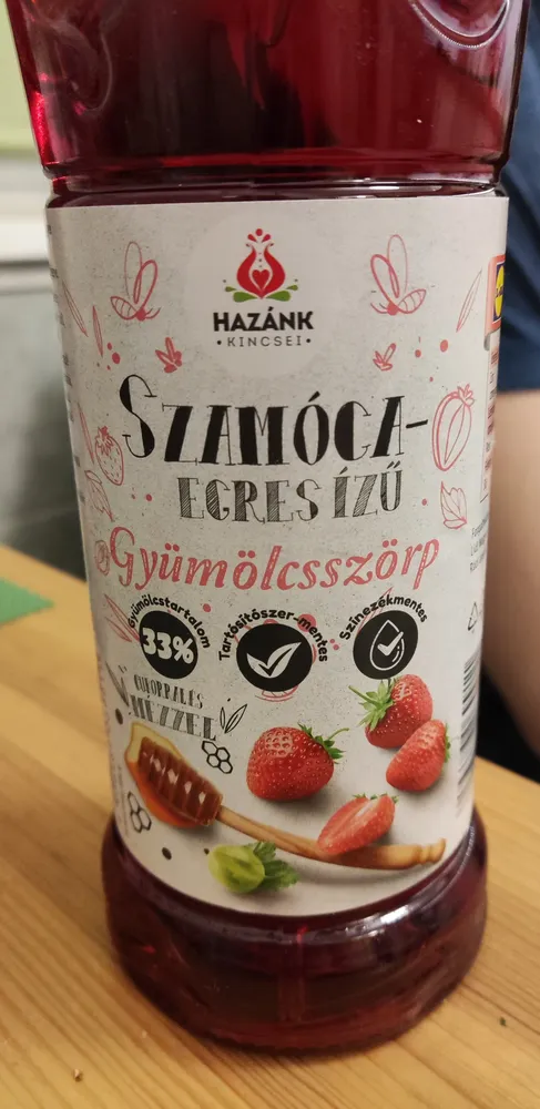 Szamóca-egres ízű vegyes gyümölcsszörp cukorral és mézzel. Feketerépával színezve.