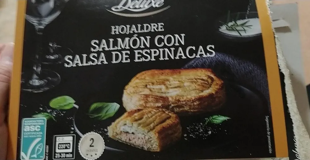 Hojaldre Salmón con salsa de espinacas