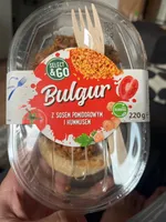 Bulgur z sosem pomidorowym i hummusem