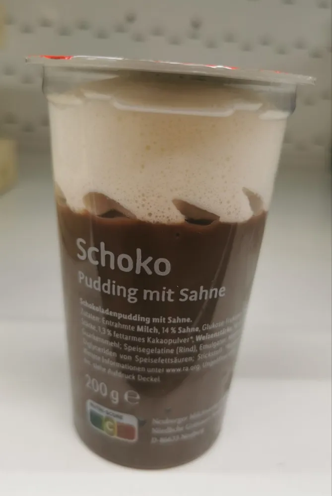 Schokoladenpudding mit Sahne