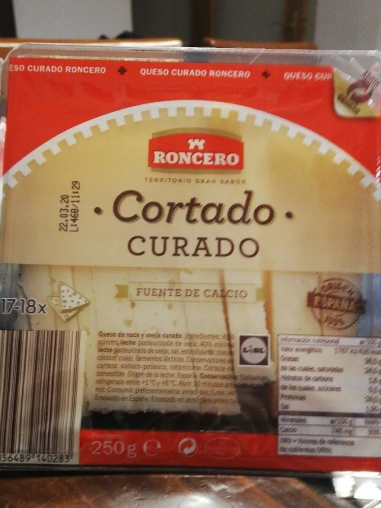 Queso curado cortado