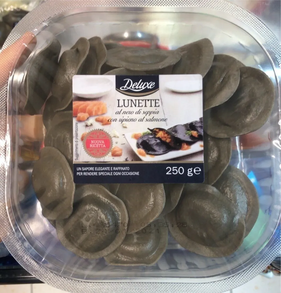 Lunette al nero di seppia ripieno di salmone