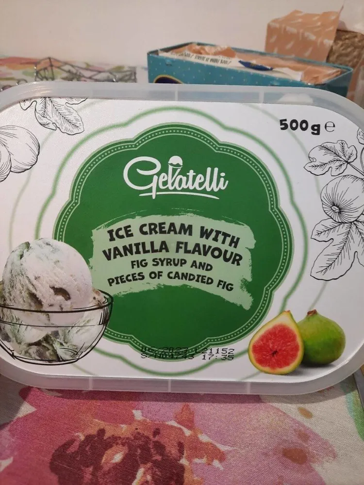 Ice cream with vanilla flavour and fig syrup