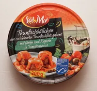 Thunfischbällchen mit Oliven und Kapern in Tomatensoße
