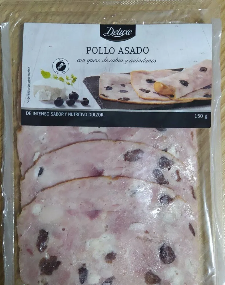 Pollo asado con queso de cabra y arándanos