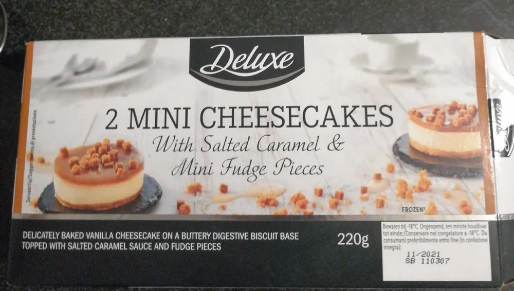 2 mini cheesecakes with salted Caramel and mini fudge pieces