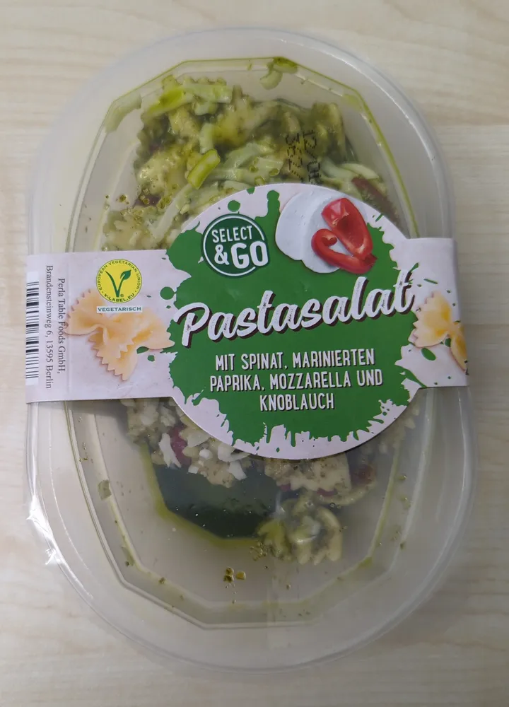 Pastasalat mit Spinat, marinierter Paprika, Mozzarella und Knoblauch