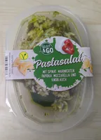 Pastasalat mit Spinat, marinierter Paprika, Mozzarella und Knoblauch