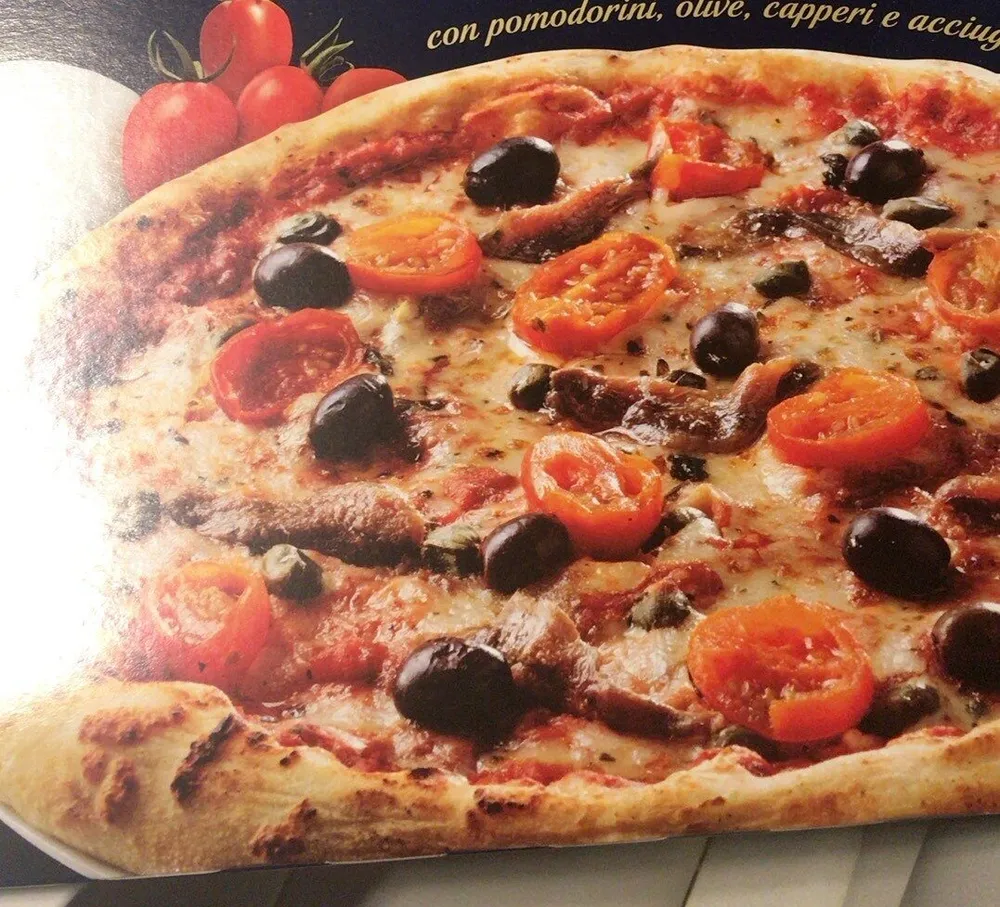 Pizza Napoli cotta in forno a legna