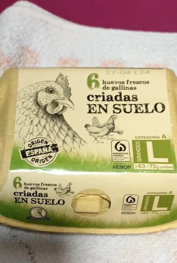 Huevos de gallinas criadas en el suelo