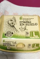 Huevos de gallinas criadas en el suelo