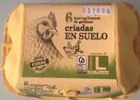 Huevos frescos de gallinas criadas en suelo