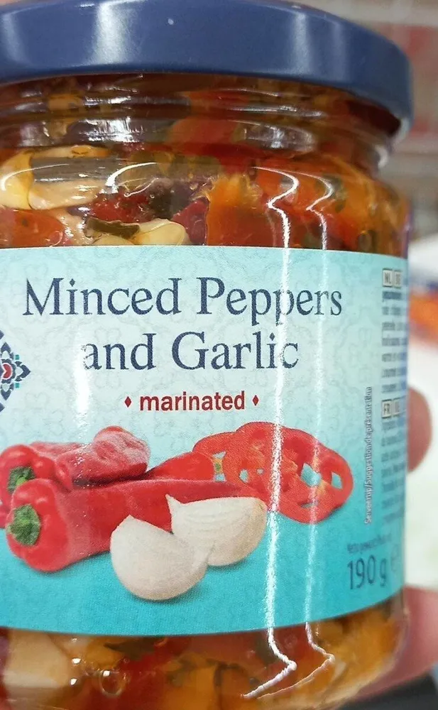 Mince peppers and garlic