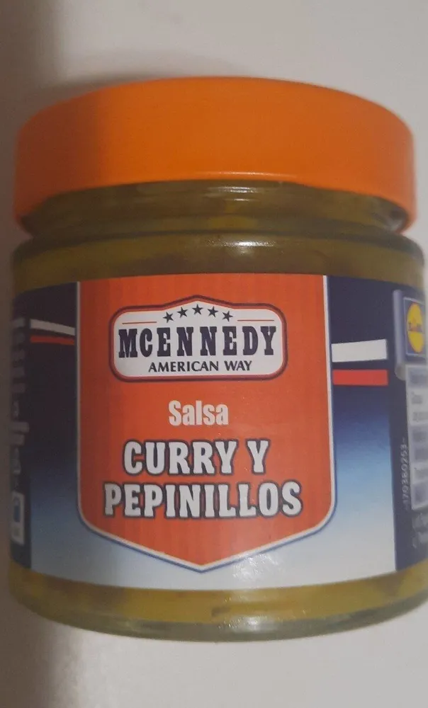 Salsa curry y pepinillos