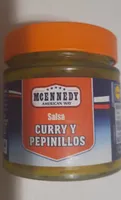 Salsa curry y pepinillos