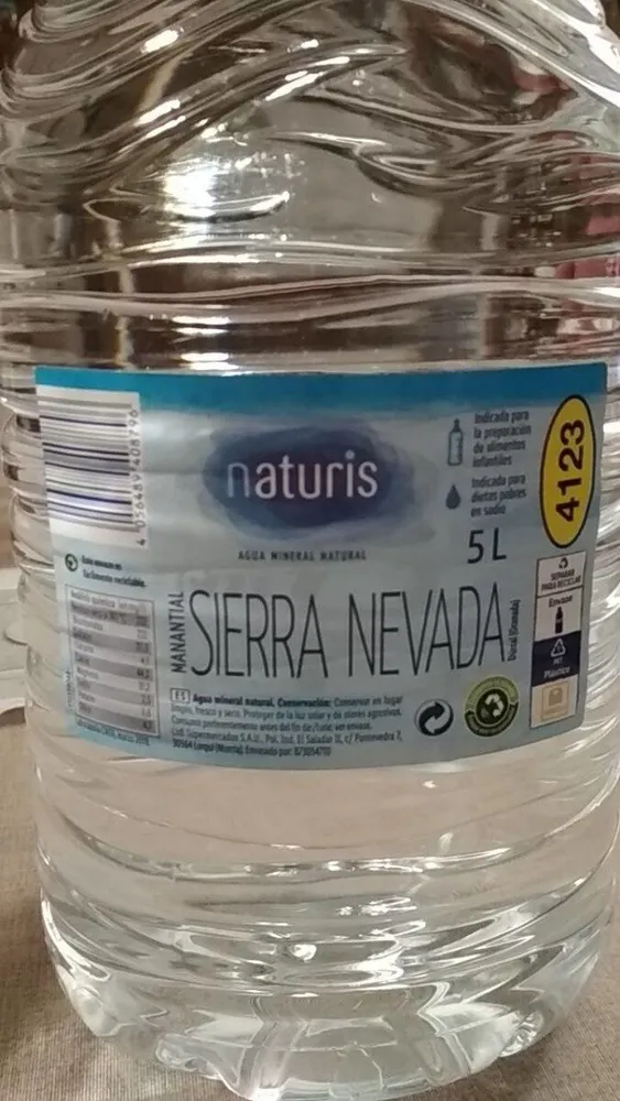 Agua mineral natural