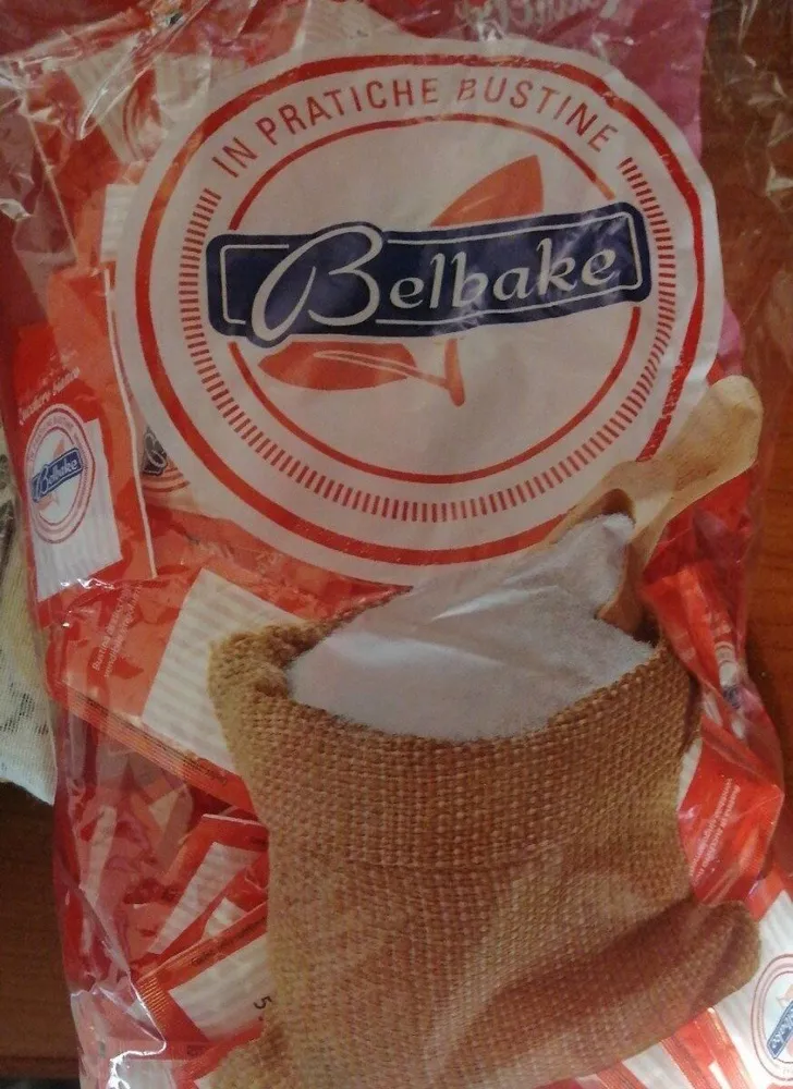 Zucchero bianco in pratiche bustine