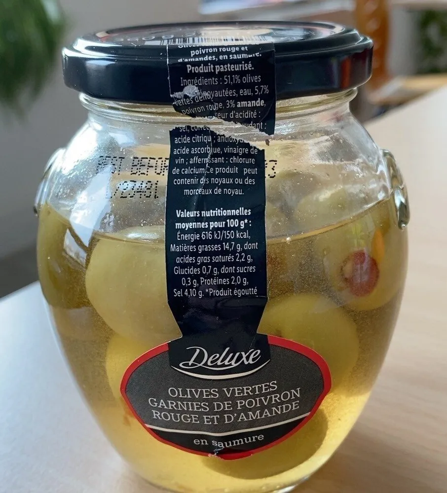 Olives vertes garnies de poivron rouge et d'amande